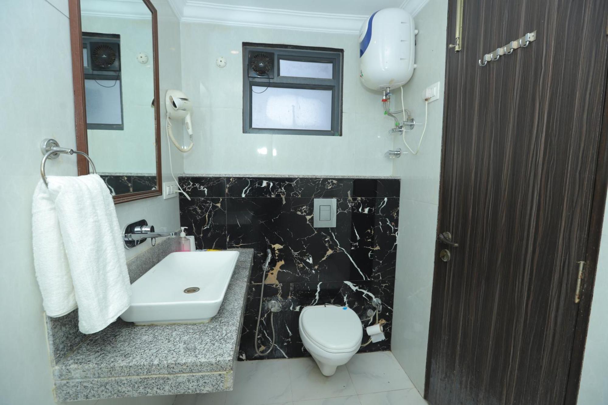 The Almora Residency - Complimentary Airport Trasnfer Hotel Ню Делхи Екстериор снимка