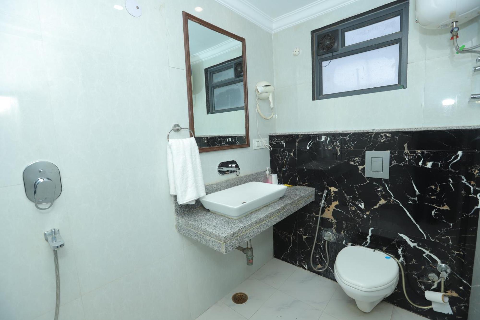 The Almora Residency - Complimentary Airport Trasnfer Hotel Ню Делхи Екстериор снимка