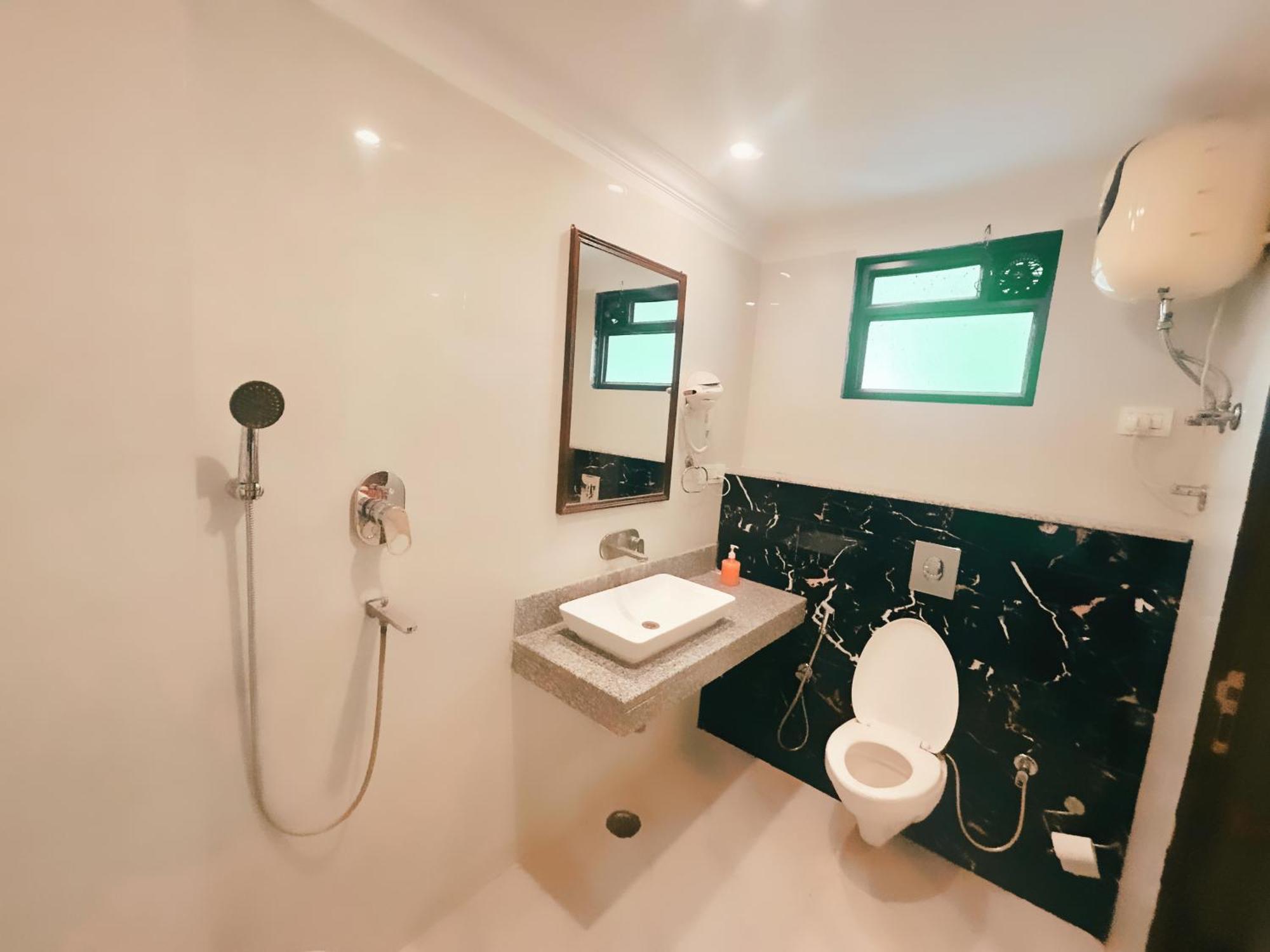 The Almora Residency - Complimentary Airport Trasnfer Hotel Ню Делхи Екстериор снимка