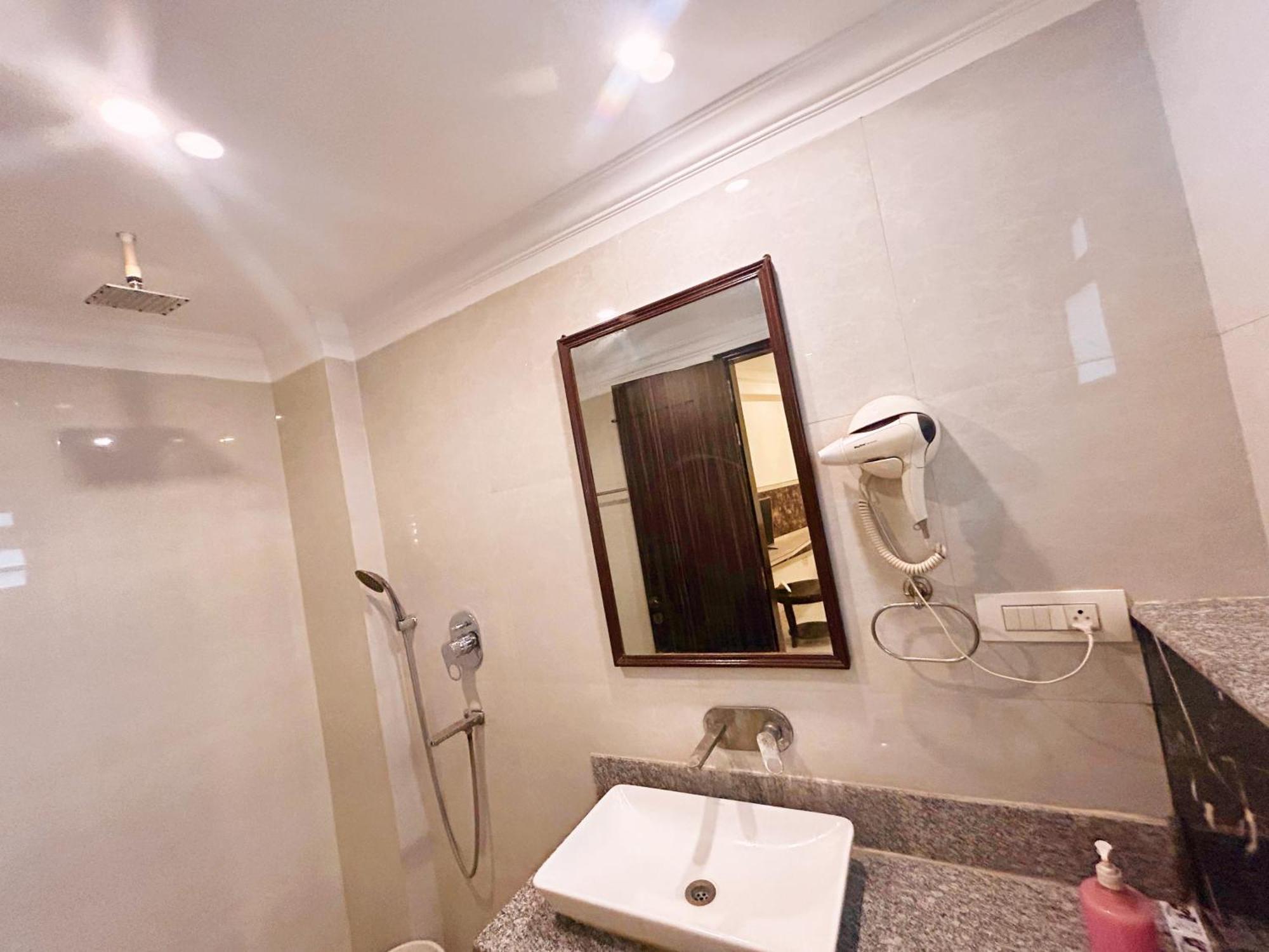 The Almora Residency - Complimentary Airport Trasnfer Hotel Ню Делхи Екстериор снимка