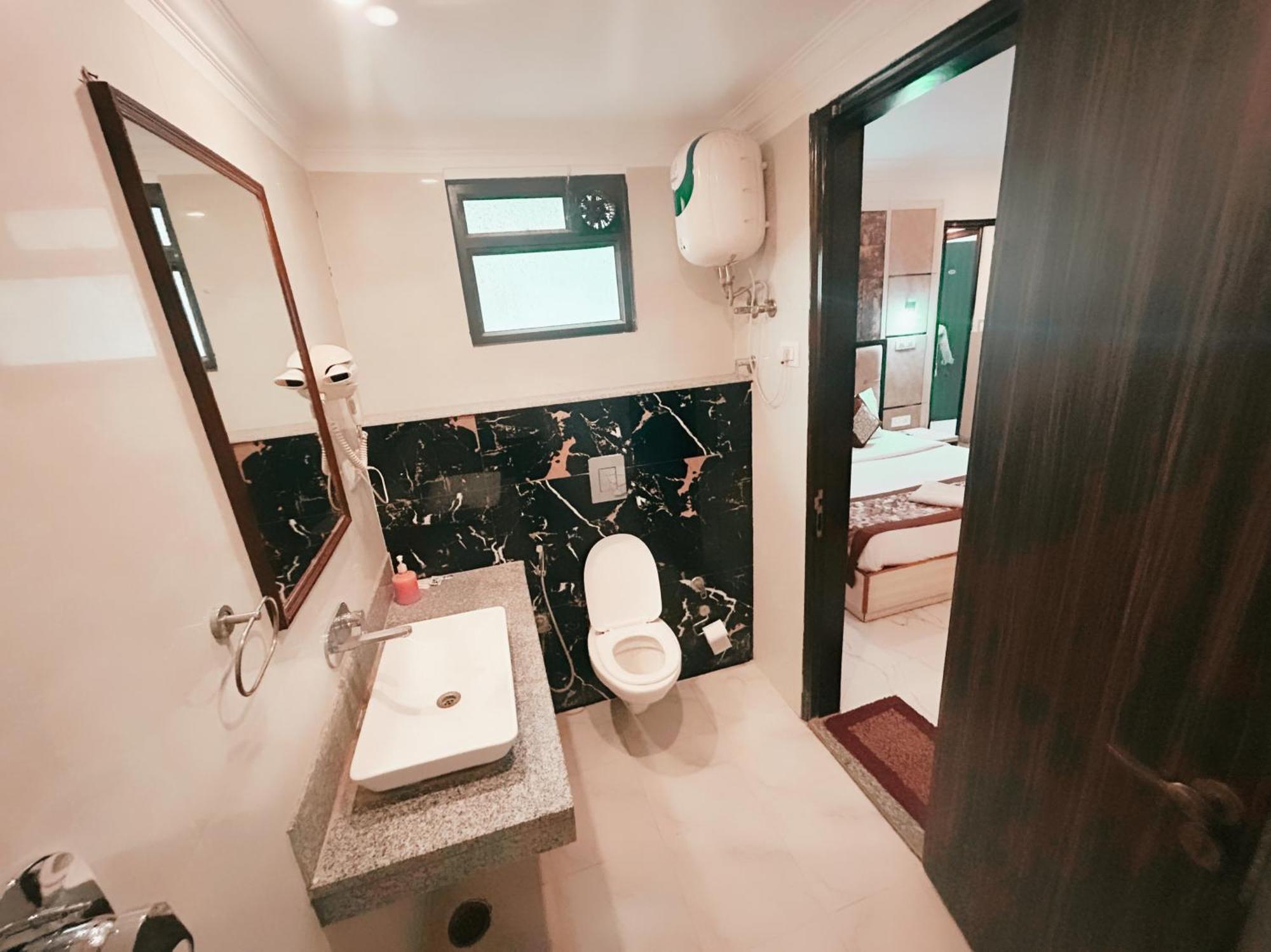 The Almora Residency - Complimentary Airport Trasnfer Hotel Ню Делхи Екстериор снимка
