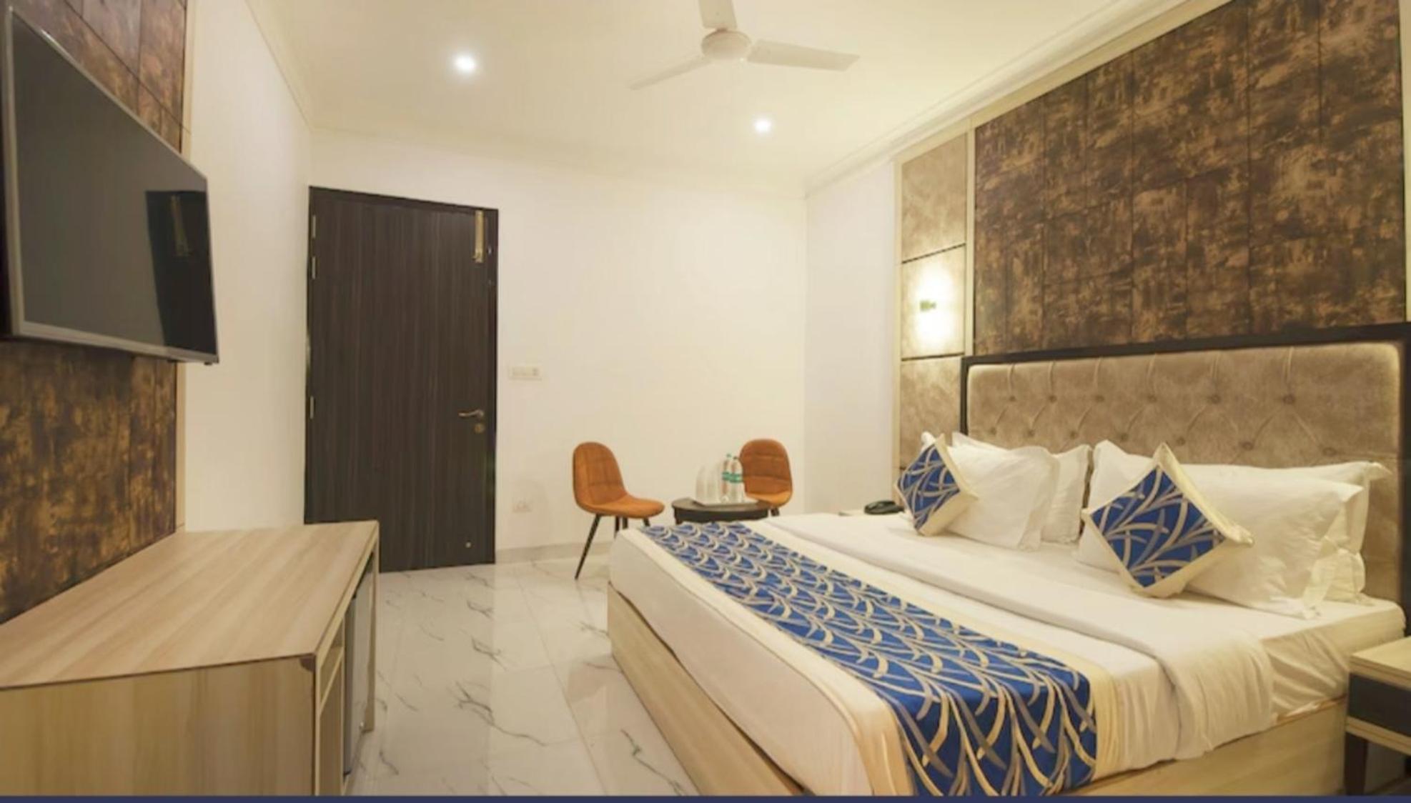 The Almora Residency - Complimentary Airport Trasnfer Hotel Ню Делхи Стая снимка
