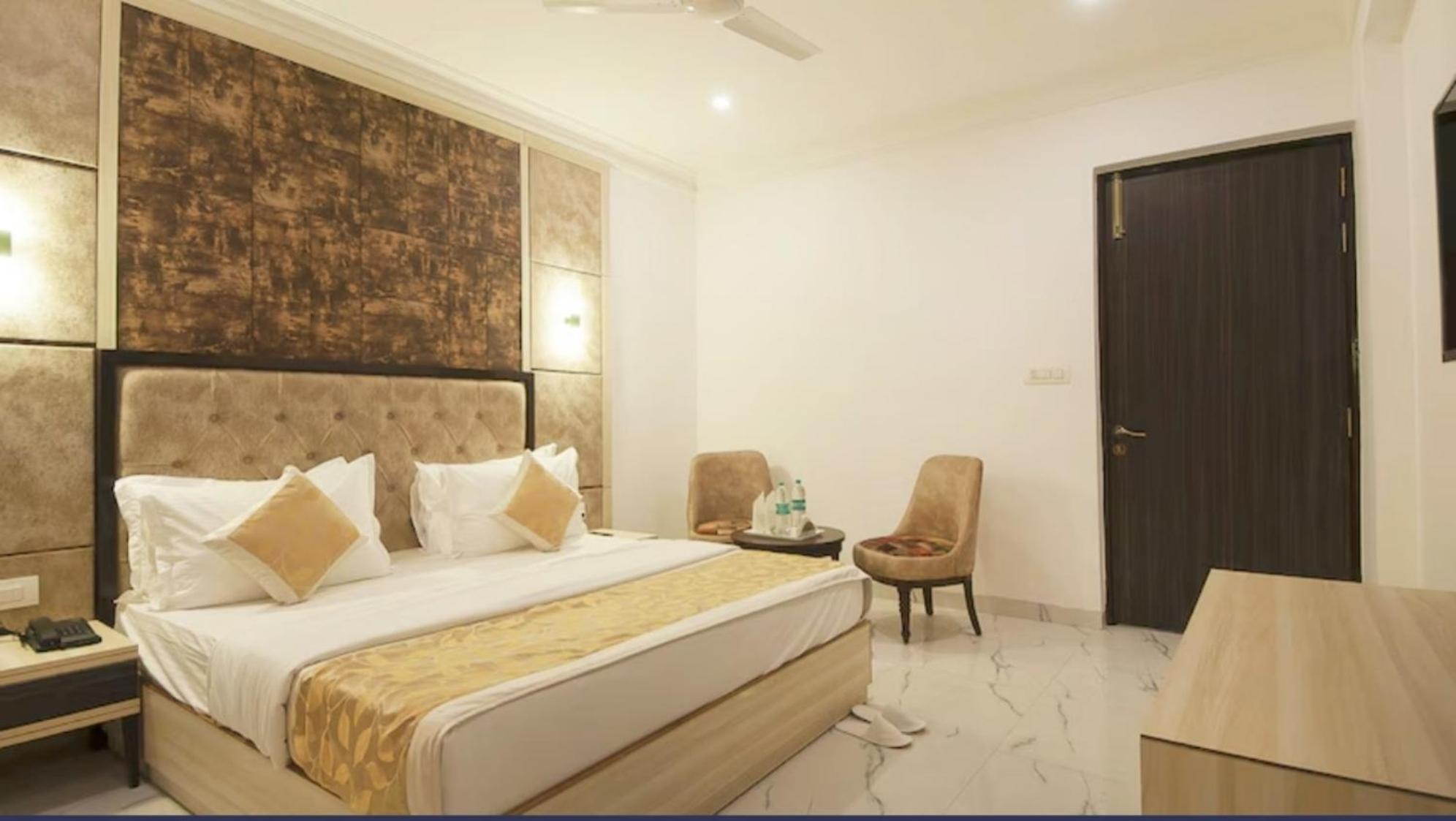 The Almora Residency - Complimentary Airport Trasnfer Hotel Ню Делхи Стая снимка