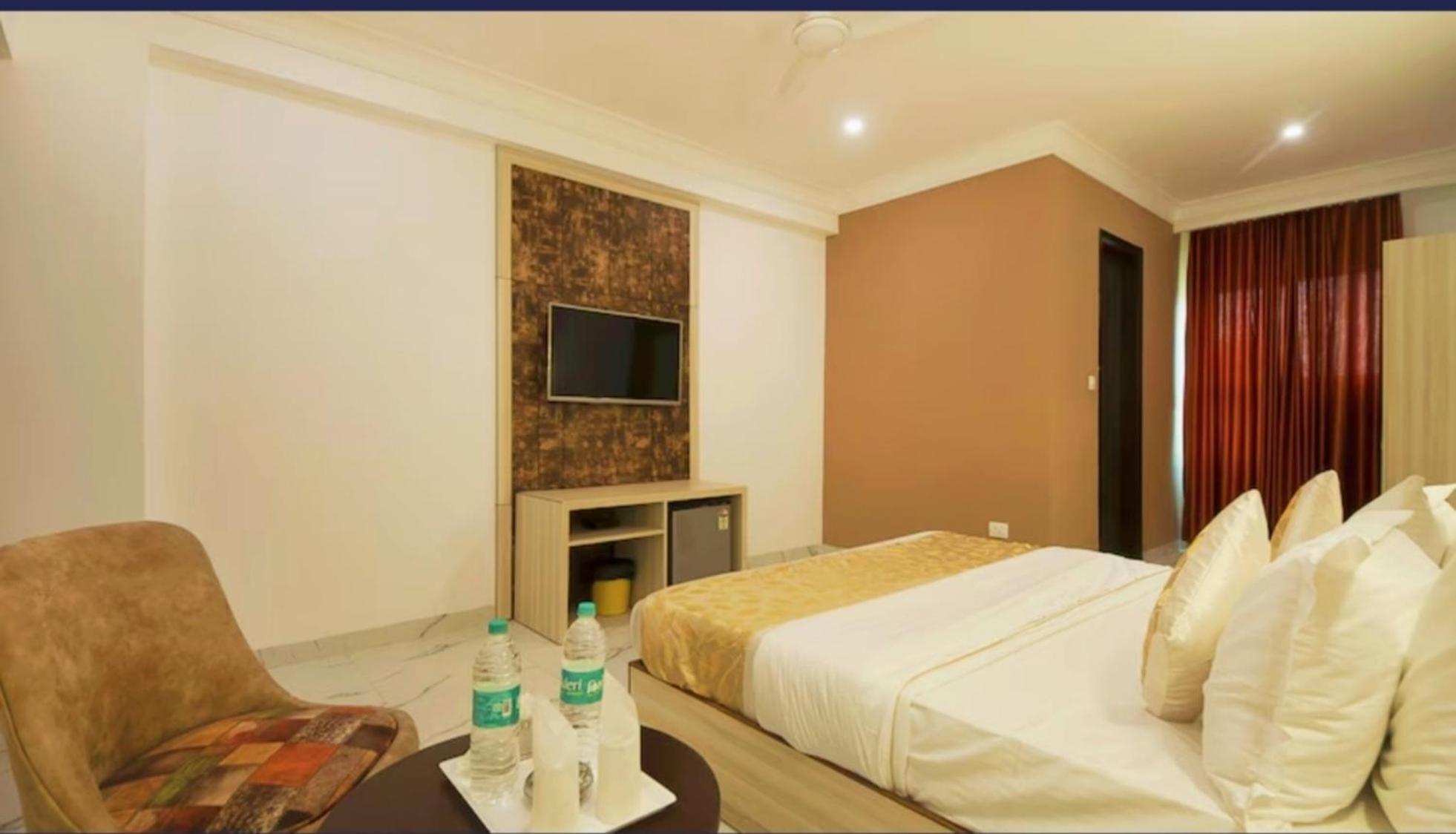 The Almora Residency - Complimentary Airport Trasnfer Hotel Ню Делхи Стая снимка