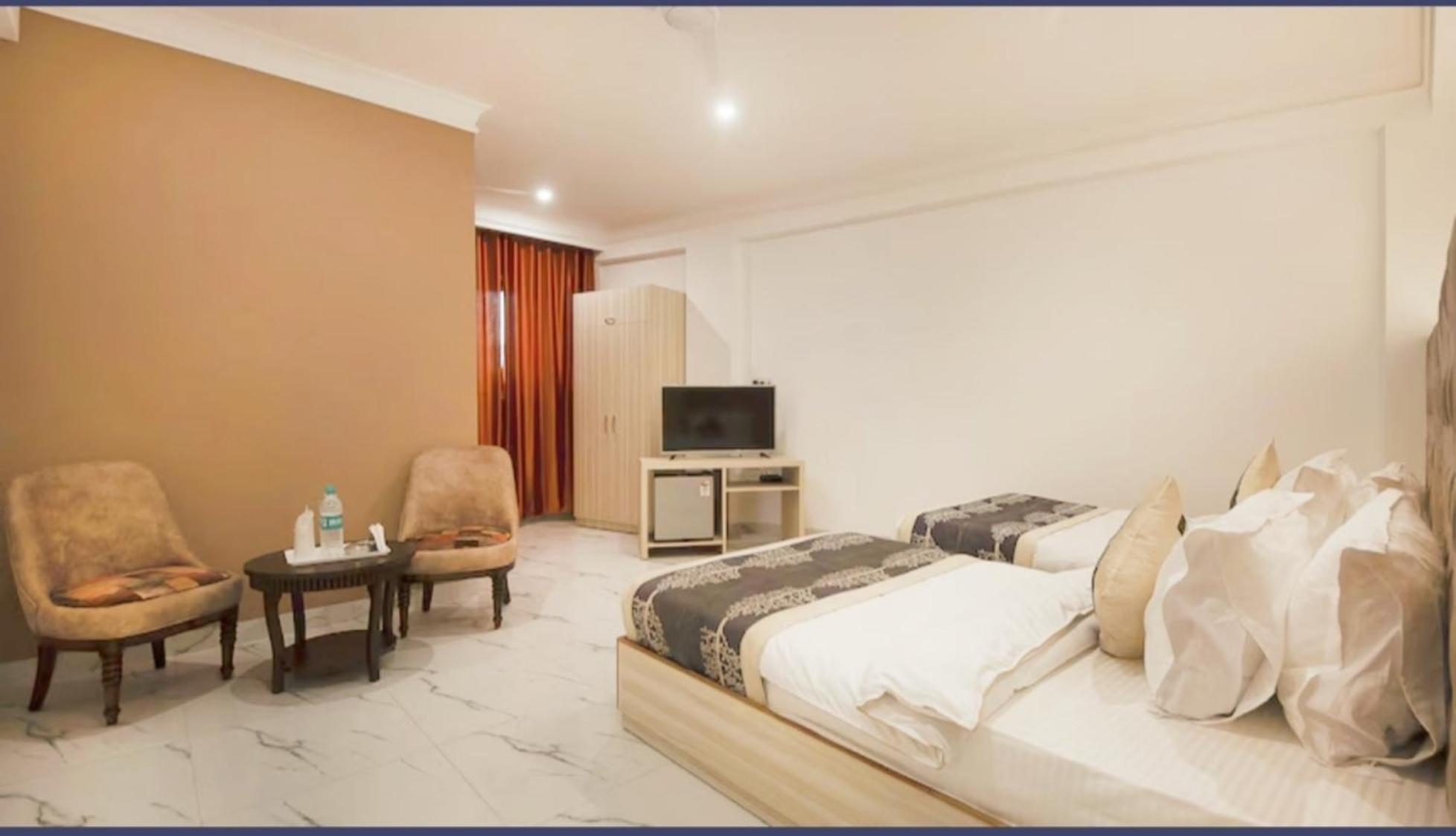 The Almora Residency - Complimentary Airport Trasnfer Hotel Ню Делхи Стая снимка