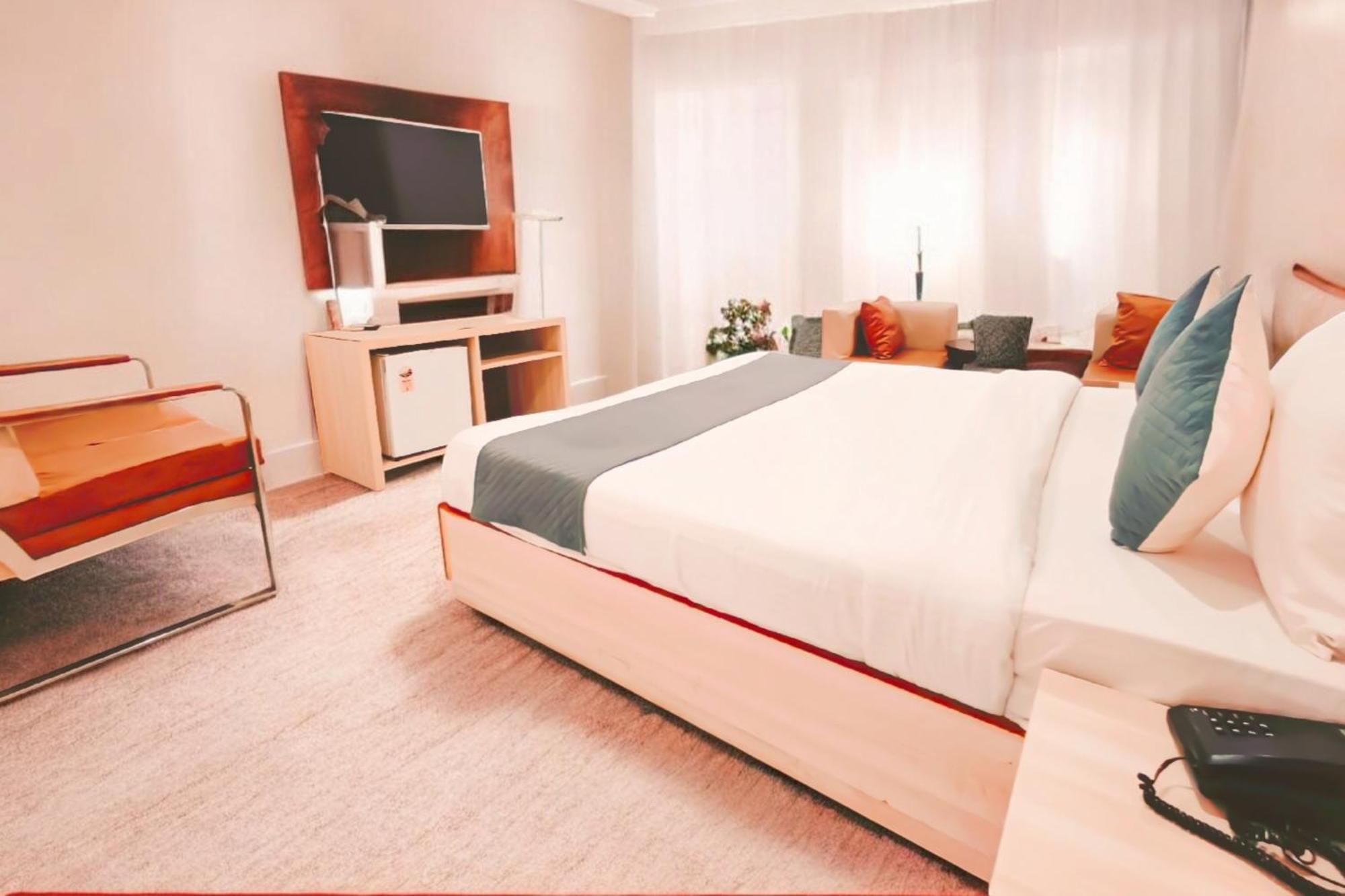 The Almora Residency - Complimentary Airport Trasnfer Hotel Ню Делхи Екстериор снимка