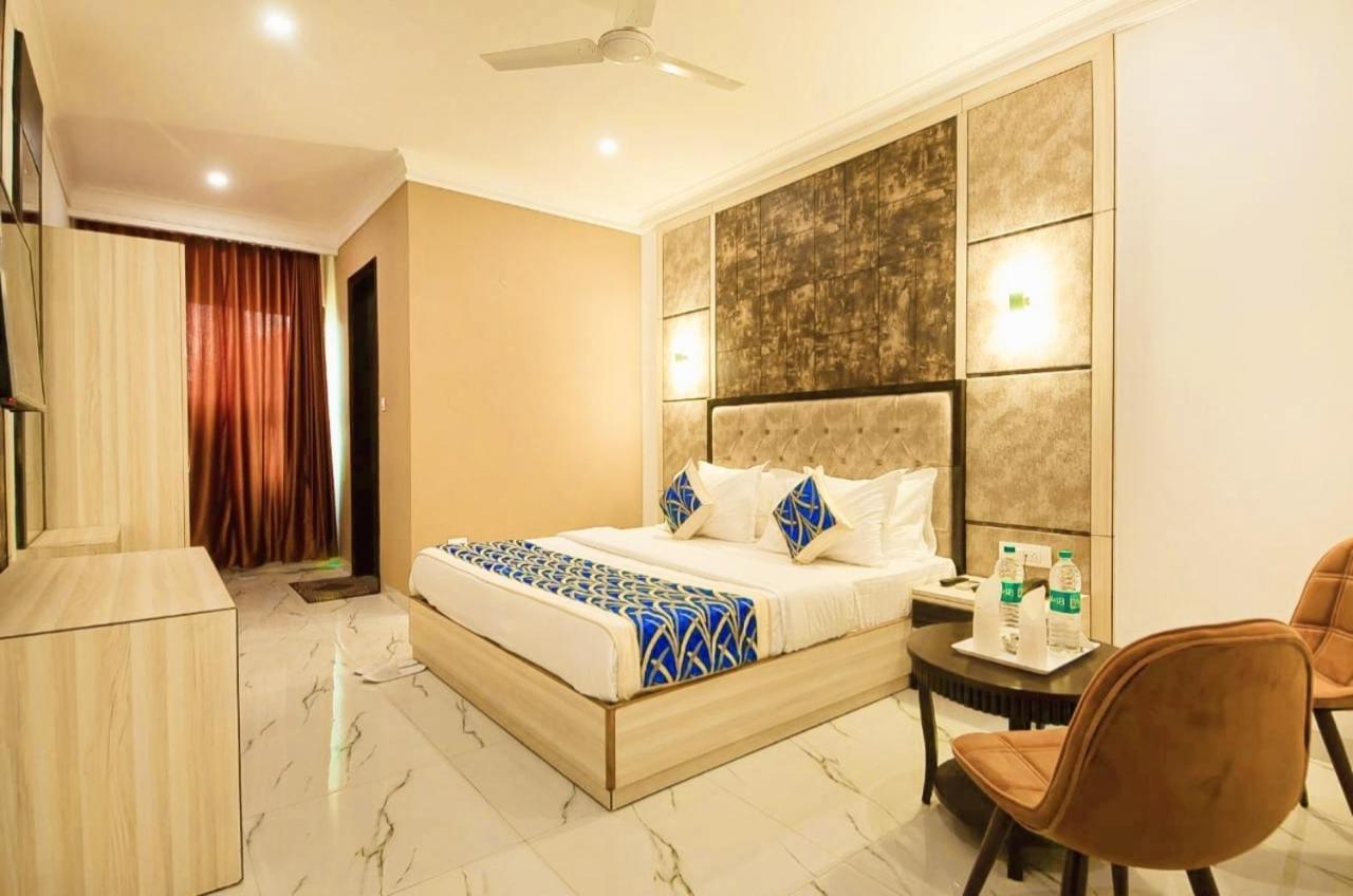 The Almora Residency - Complimentary Airport Trasnfer Hotel Ню Делхи Екстериор снимка