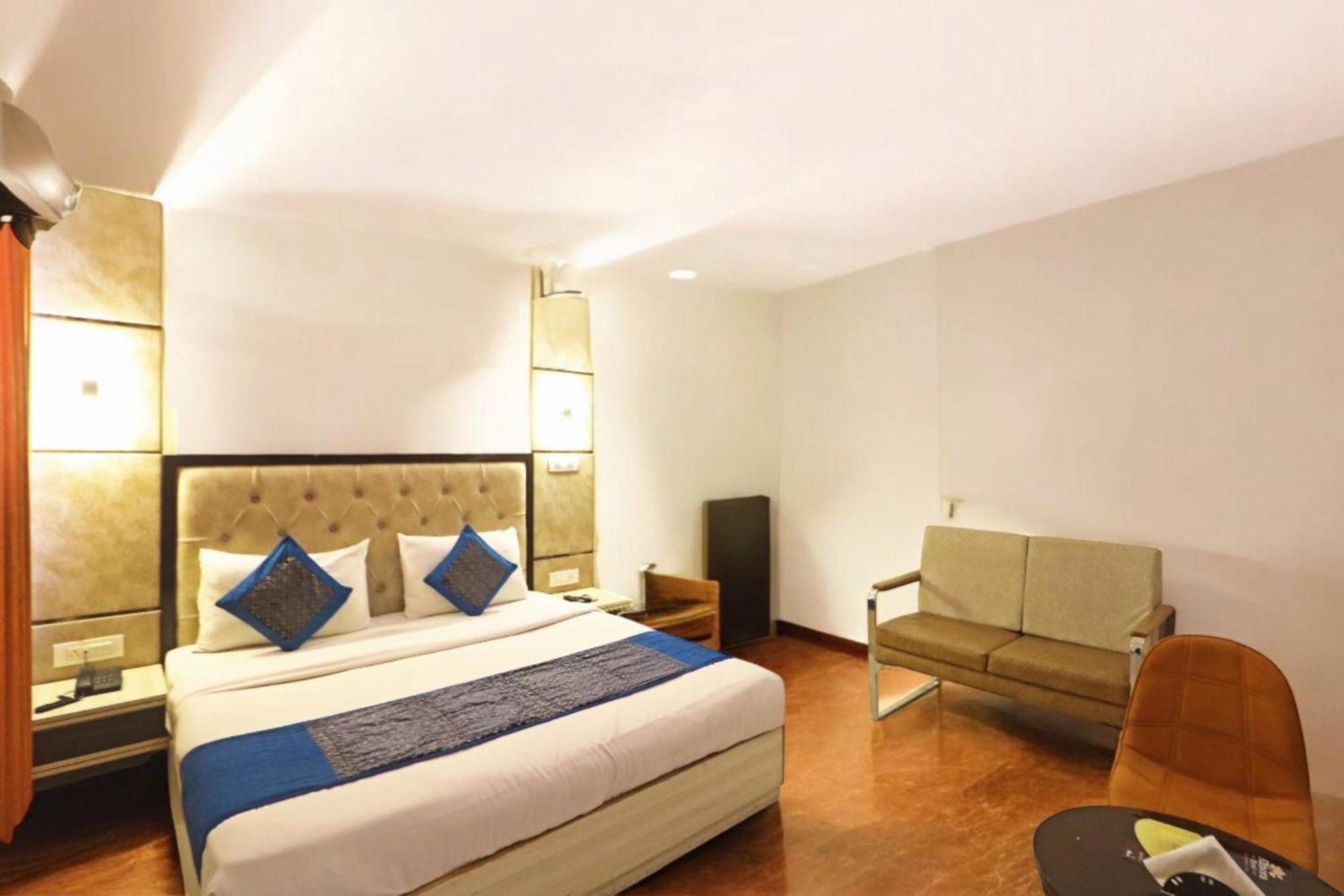 The Almora Residency - Complimentary Airport Trasnfer Hotel Ню Делхи Екстериор снимка
