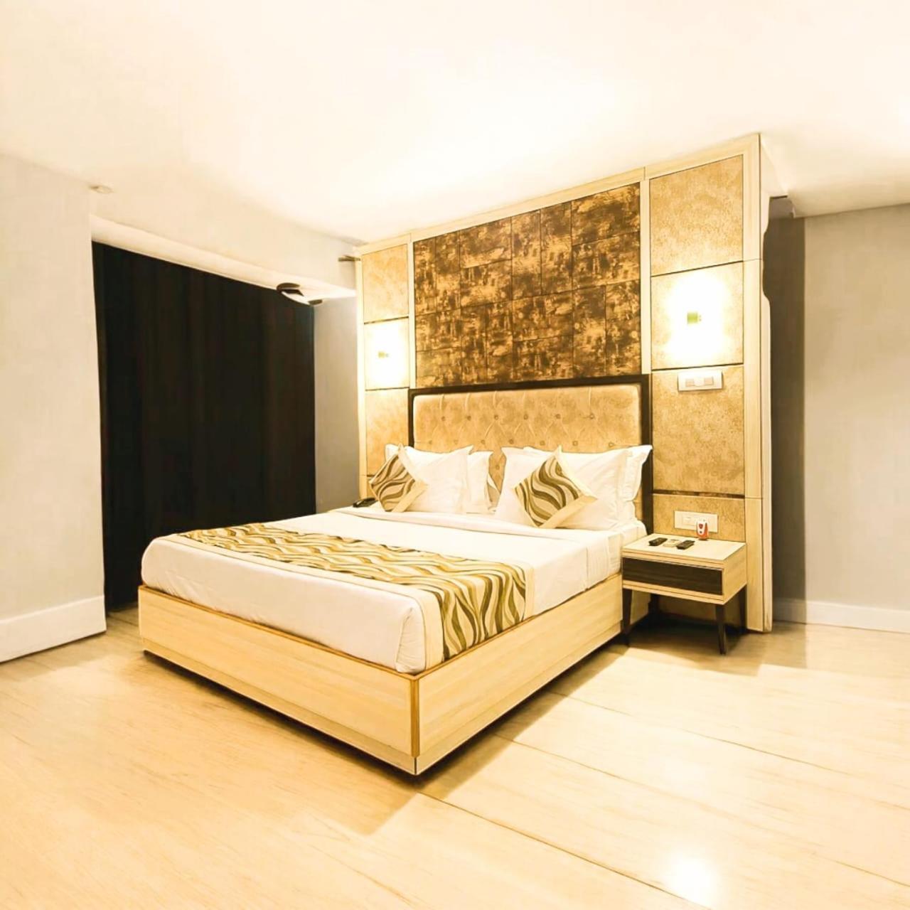 The Almora Residency - Complimentary Airport Trasnfer Hotel Ню Делхи Екстериор снимка